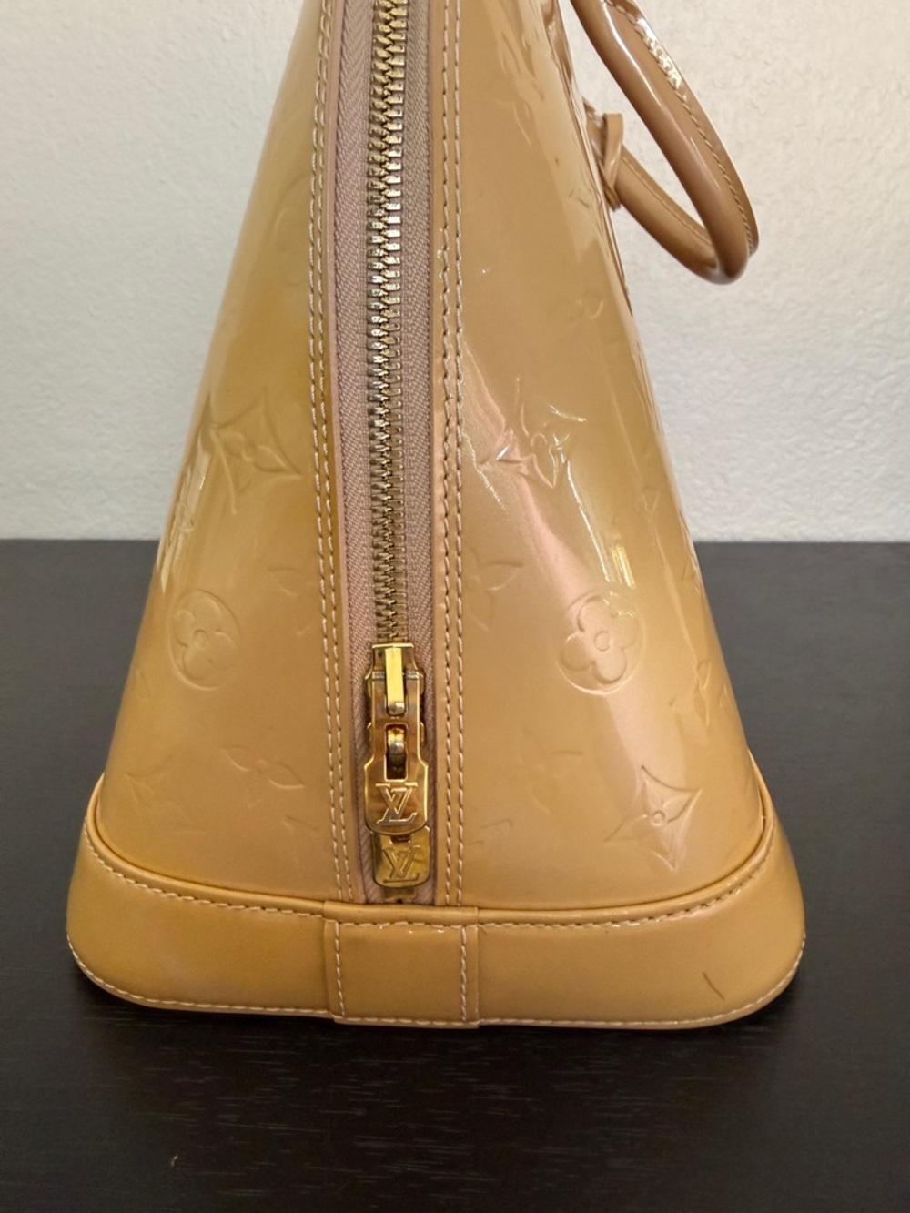 Louis Vuitton Vernis Alma GM Patent Leather bag in Beige - Picture 3 of 13